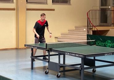 Daniel Müller visiert den kleinen weißen Ball an, um ihn gekonnt auf des Gegners Hälfte zu platzieren.