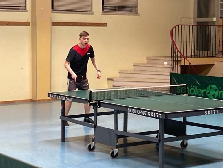 Daniel Müller visiert den kleinen weißen Ball an, um ihn gekonnt auf des Gegners Hälfte zu platzieren.